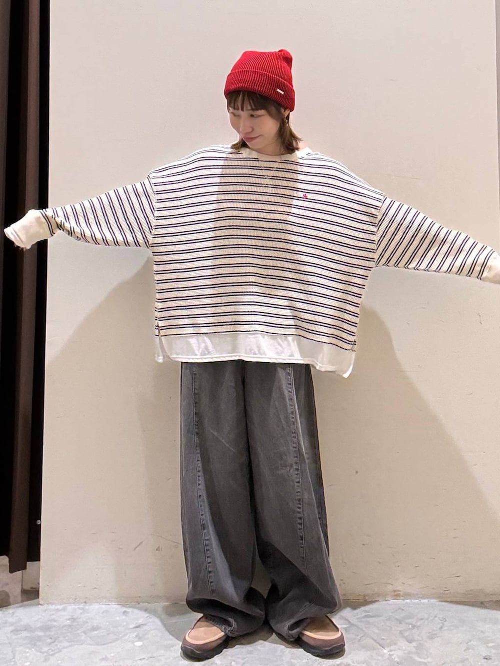 ベージュ系のTシャツ/カットソー、グレー系のデニムパンツ、ベージュ系のその他シューズを着用したレディースの秋コーディネートの3枚目の写真