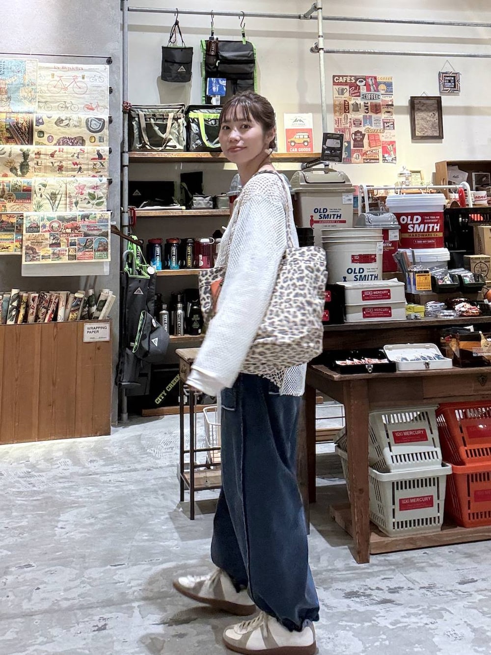 ベージュ系のTシャツ/カットソー、その他のトートバッグ、ホワイト系のTシャツ/カットソーを着用したレディースの春コーディネートの5枚目の写真