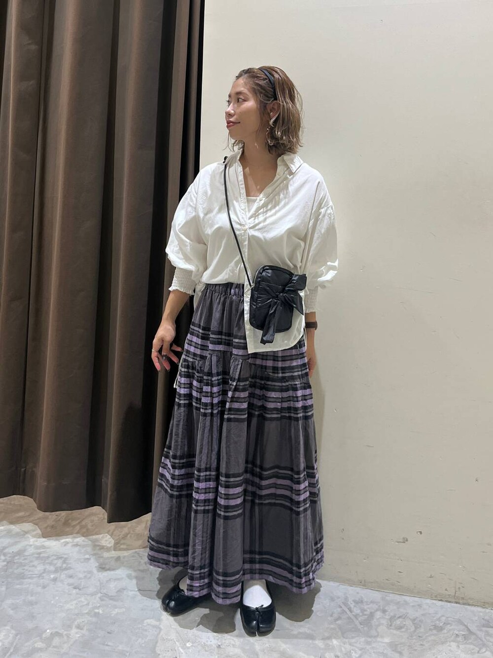 グレー系のその他パンツ、ホワイト系のシャツ/ブラウス、ブラック系のショルダーバッグを着用したレディースの秋コーディネートの5枚目の写真