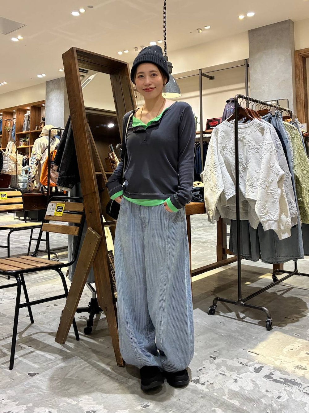 その他のショルダーバッグ、グレー系のTシャツ/カットソー、ブルー系のデニムパンツを着用したレディースの冬コーディネートの2枚目の写真