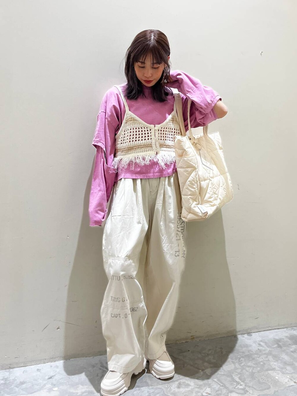 ベージュ系のローファー、ピンク系のTシャツ/カットソー、ベージュ系のその他トップスを着用したレディースの春コーディネートの2枚目の写真