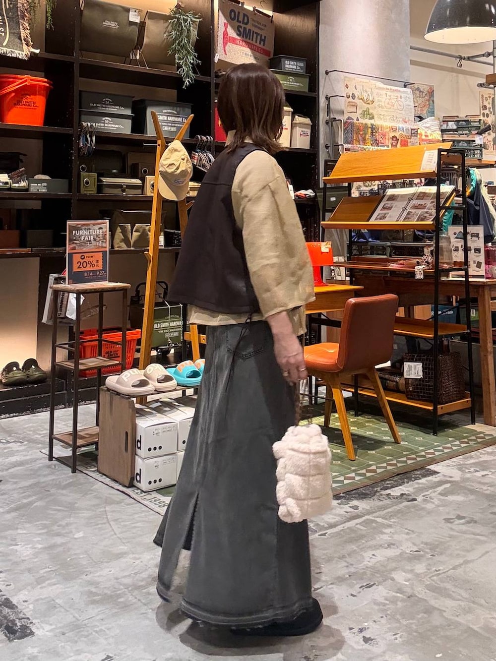 ホワイト系のTシャツ/カットソー、ブラック系のモカシン/デッキシューズ、ベージュ系のショルダーバッグを着用したレディースの秋コーディネートの3枚目の写真