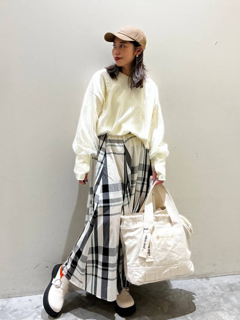 ホワイト系のスウェット、ベージュ系のショルダーバッグ、ベージュ系のその他シューズを着用したレディースの春コーディネートの7枚目の写真