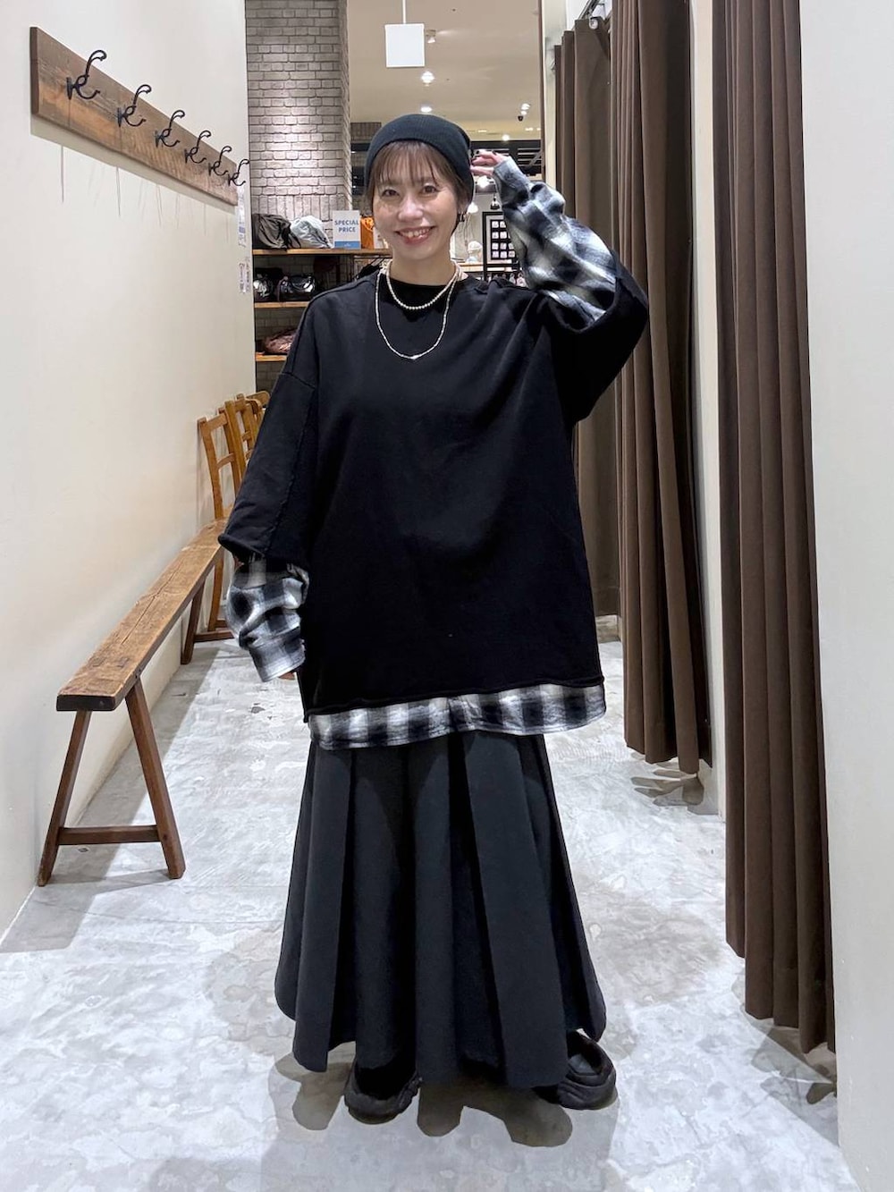 ブラック系のその他パンツ、ブラック系のTシャツ/カットソーを着用したレディースの春コーディネートの6枚目の写真