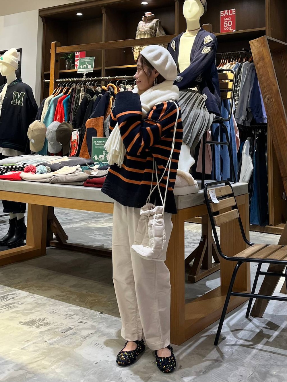 その他のバレエシューズ、ホワイト系のハンドバッグ、ベージュ系のその他パンツを着用したレディースの冬コーディネートの6枚目の写真