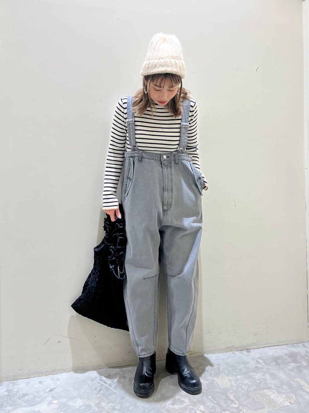 ブラック系のトートバッグ、その他のその他パンツ、ホワイト系のニット/セーターを着用したレディースの冬コーディネートの2枚目の写真