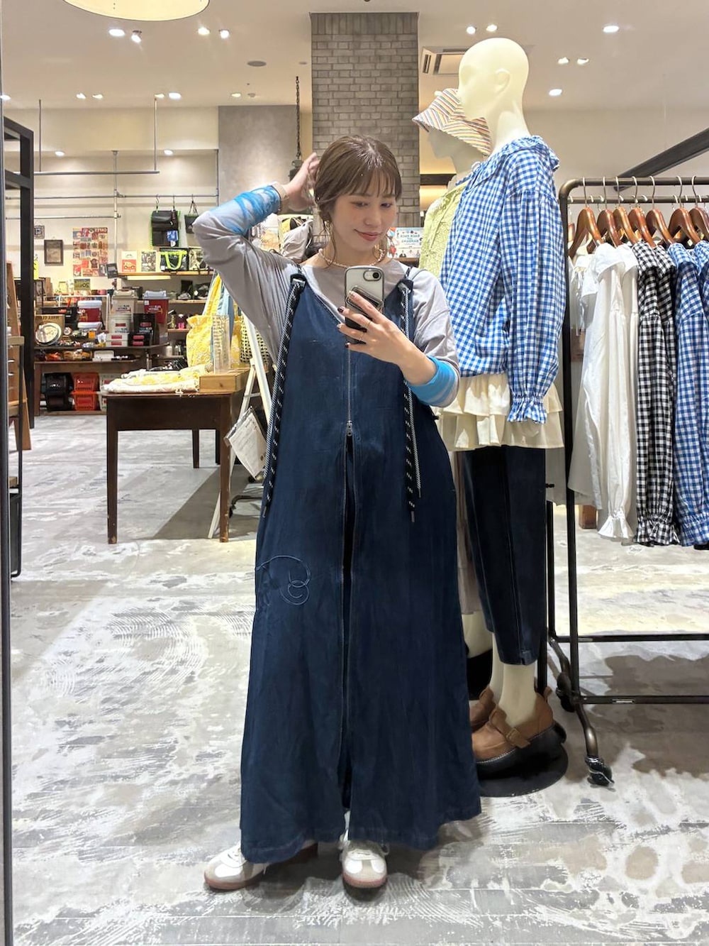 グレー系のTシャツ/カットソーを着用したレディースの春コーディネートの6枚目の写真