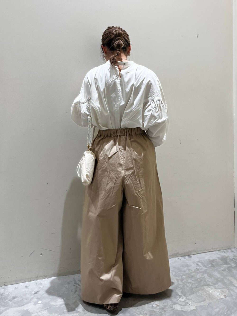 ホワイト系のショルダーバッグ、ベージュ系のその他パンツ、ベージュ系のシャツ/ブラウスを着用したレディースの春コーディネートの4枚目の写真