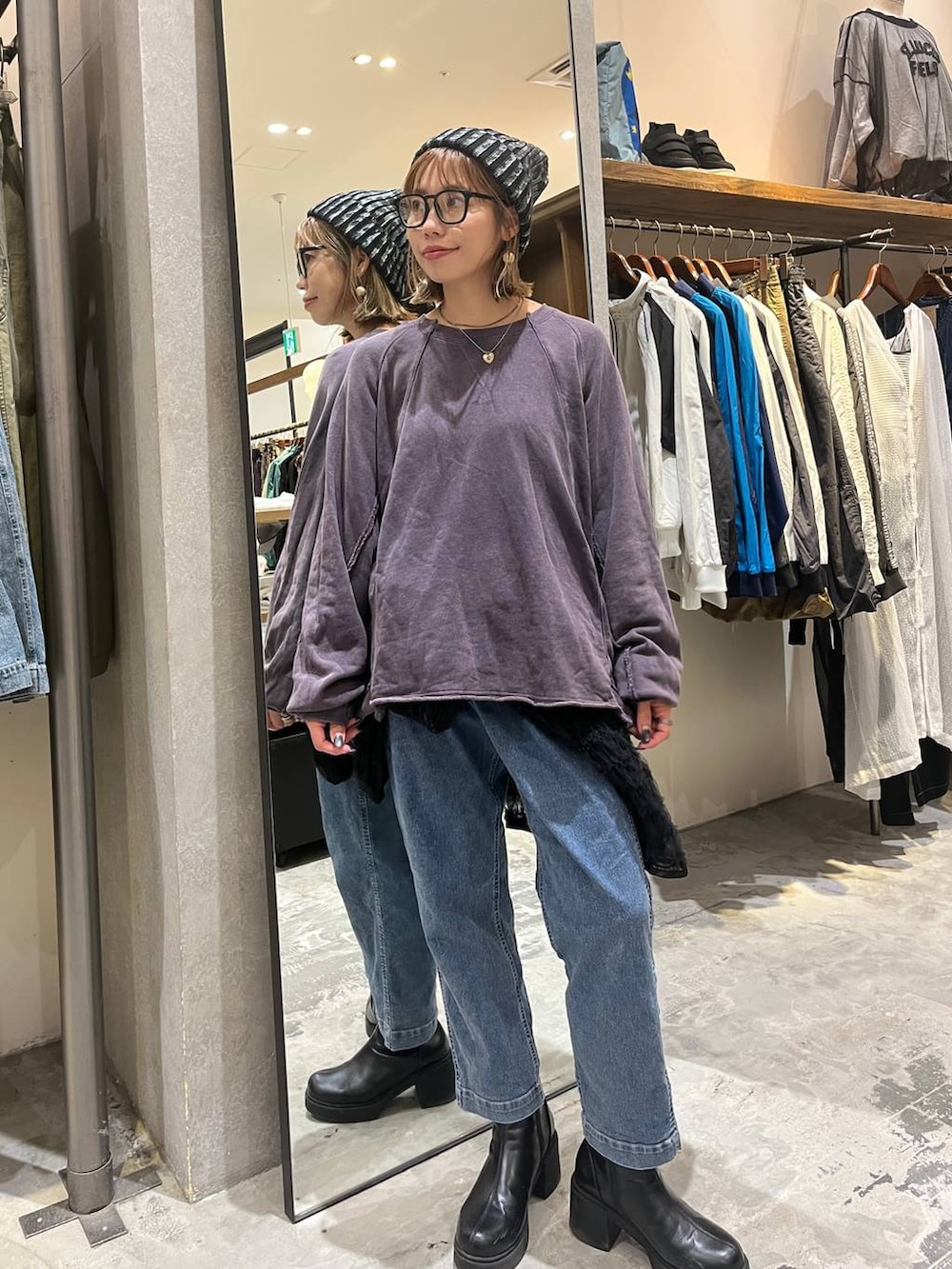 パープル系のTシャツ/カットソー、ブラック系のTシャツ/カットソー、ブラック系のブーツを着用したレディースの秋コーディネートの5枚目の写真