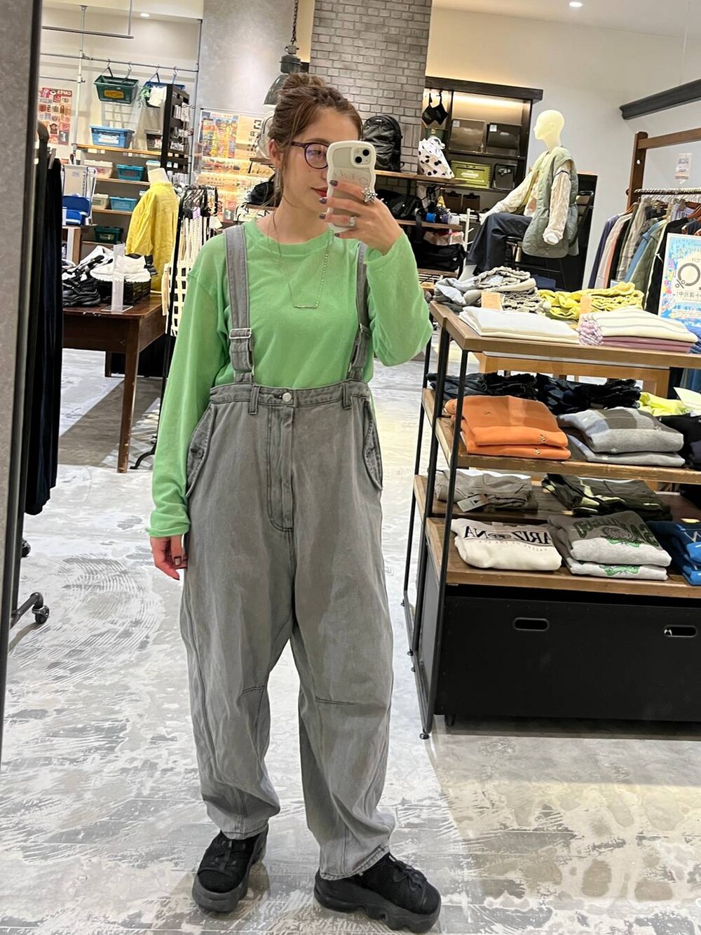 その他のその他パンツ、グリーン系のTシャツ/カットソー、グレー系のネックレスを着用したレディースの春コーディネートの2枚目の写真