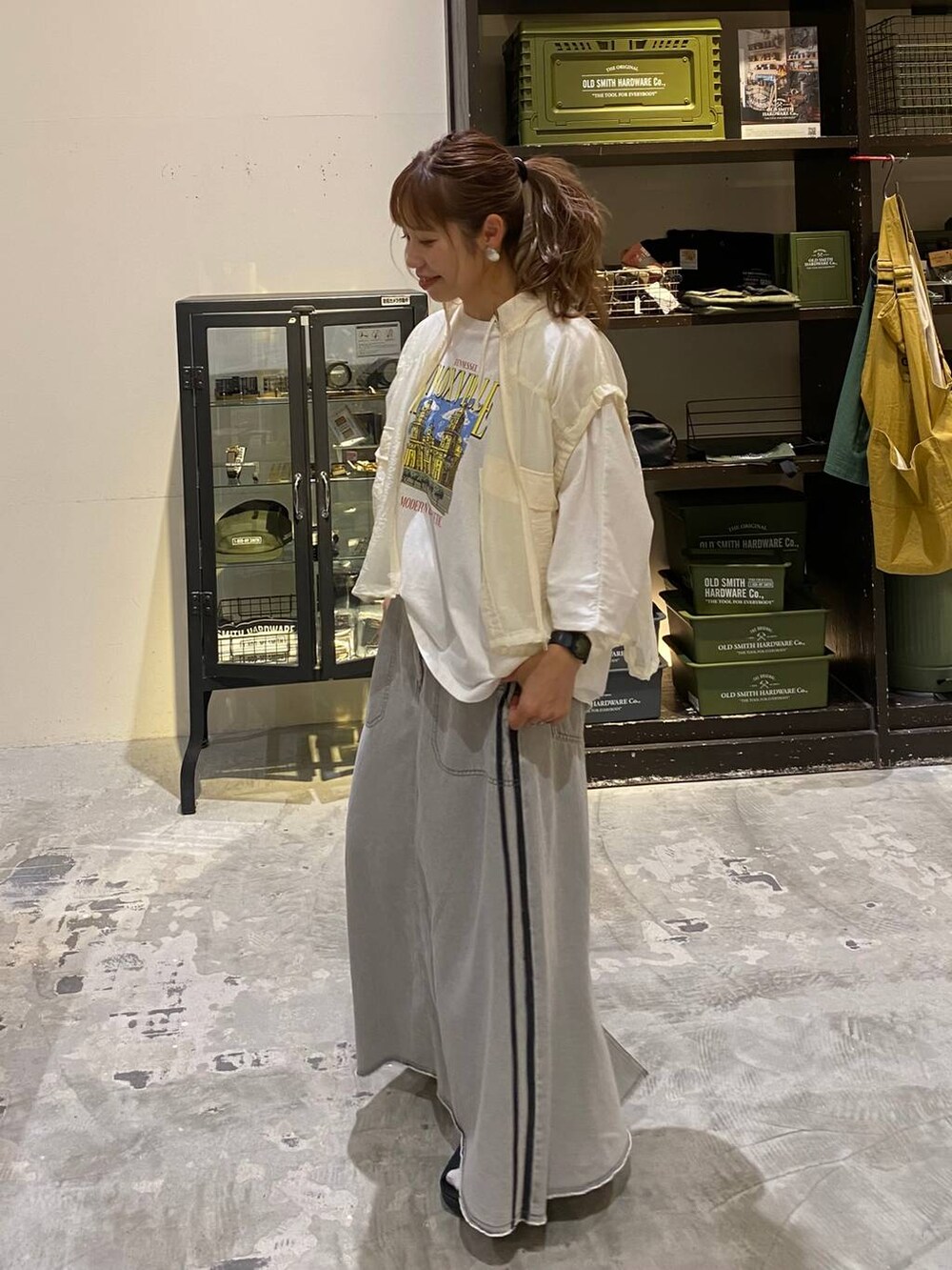 その他のタンクトップ、ホワイト系のTシャツ/カットソー、ホワイト系のその他パンツを着用したレディースの夏コーディネートの4枚目の写真