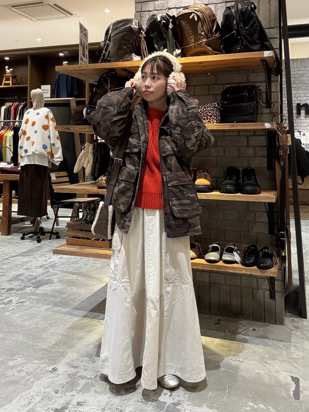 ゴールド系のスニーカー、ブラウン系のショルダーバッグ、レッド系のニット/セーターを着用したレディースの秋コーディネートの5枚目の写真