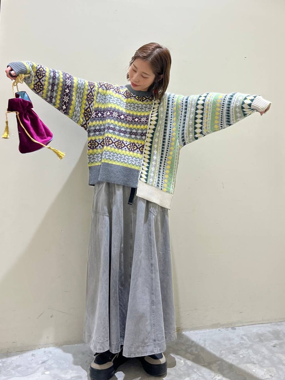 グレー系のスカート、その他のショルダーバッグ、ブラック系のスニーカーを着用したレディースの冬コーディネートの6枚目の写真