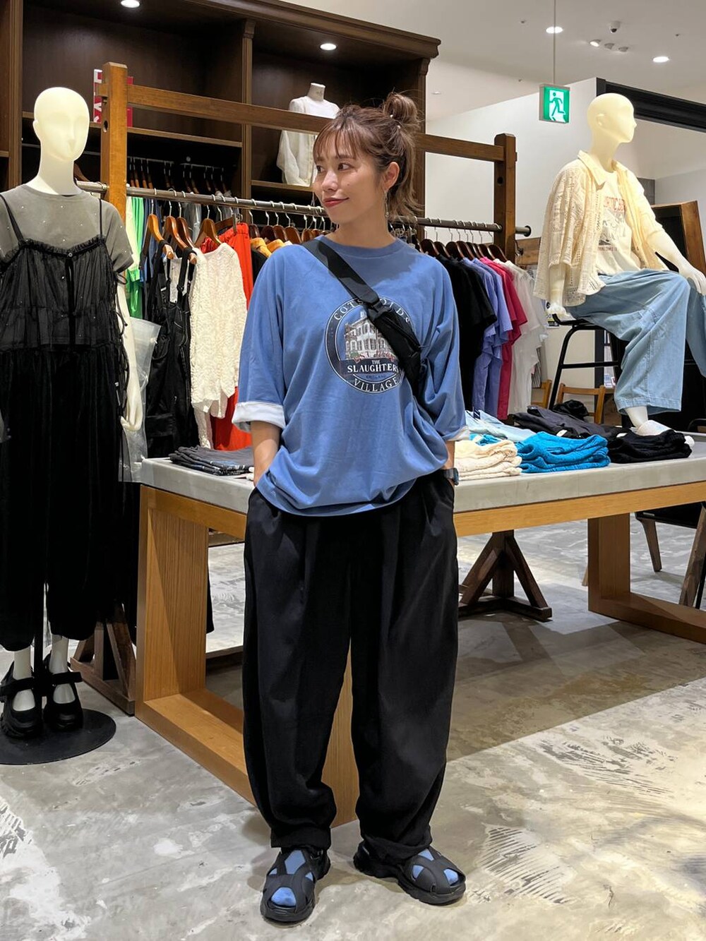 ブルー系のTシャツ/カットソー、ブラック系のその他パンツ、ブラック系のサンダルを着用したレディースの夏コーディネートの9枚目の写真