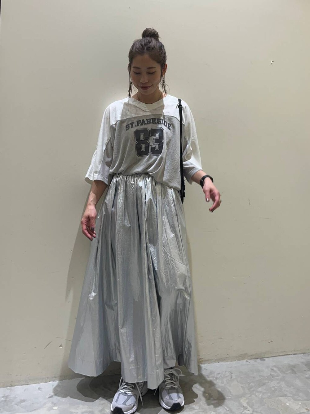 ホワイト系のTシャツ/カットソー、その他のショルダーバッグ、グレー系のスニーカーを着用したレディースの春コーディネートの6枚目の写真