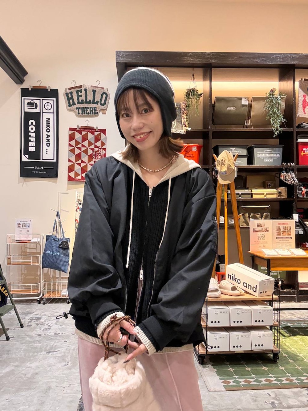 ベージュ系のショルダーバッグ、ブラック系のカーディガン/ボレロ、ピンク系のその他パンツを着用したレディースの秋コーディネートの2枚目の写真