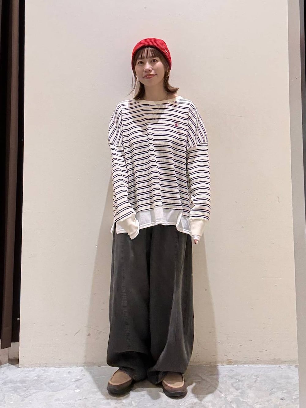 ベージュ系のTシャツ/カットソー、グレー系のデニムパンツ、ベージュ系のその他シューズを着用したレディースの秋コーディネートの8枚目の写真
