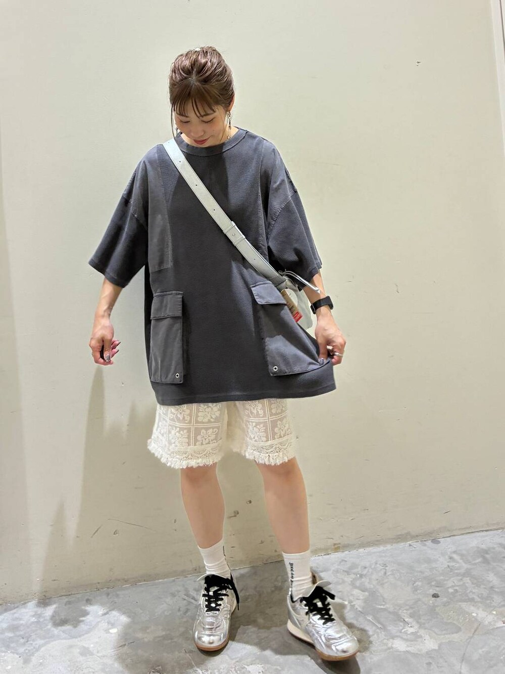 ベージュ系のその他パンツ、シルバー系のスニーカー、グレー系のショルダーバッグを着用したレディースの夏コーディネートの5枚目の写真