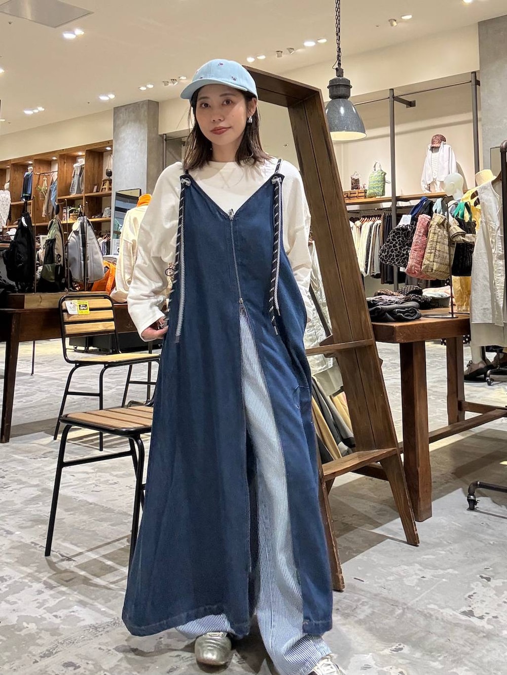 ゴールド系のスニーカー、ブルー系のデニムパンツ、ホワイト系のTシャツ/カットソーを着用したレディースの冬コーディネートの4枚目の写真