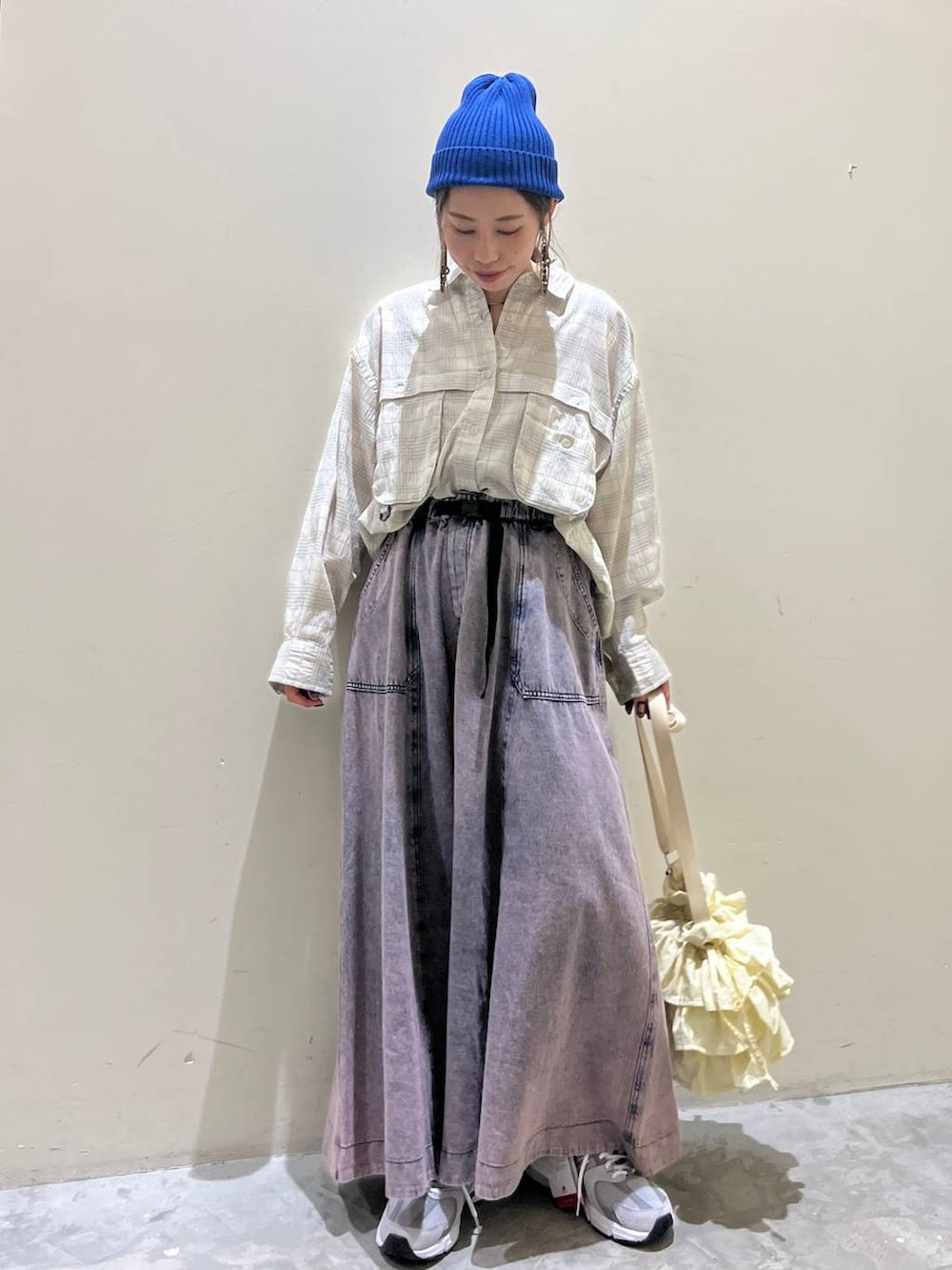 ベージュ系のショルダーバッグ、ベージュ系のシャツ/ブラウス、ピンク系のスカートを着用したレディースの春コーディネートの6枚目の写真
