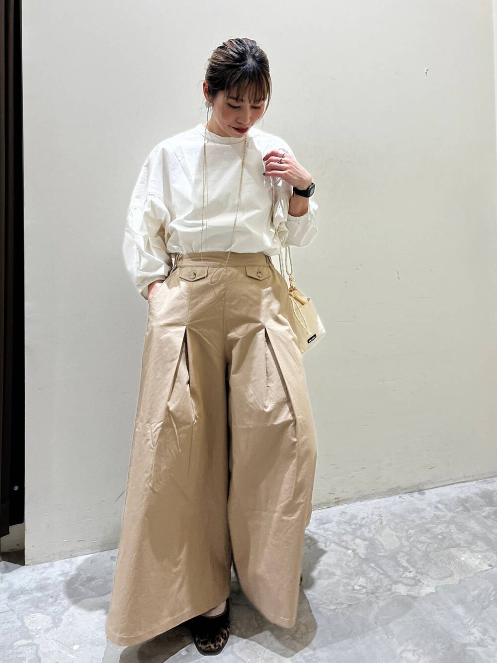 ホワイト系のショルダーバッグ、ベージュ系のその他パンツ、ベージュ系のシャツ/ブラウスを着用したレディースの春コーディネートの5枚目の写真