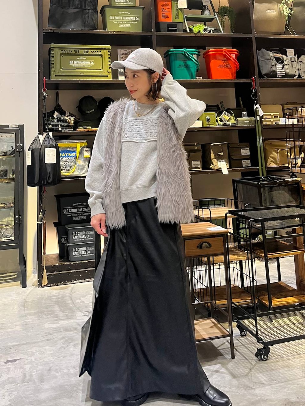 ブラック系のスカート、グレー系のその他トップス、ブラック系のトートバッグを着用したレディースの冬コーディネートの3枚目の写真