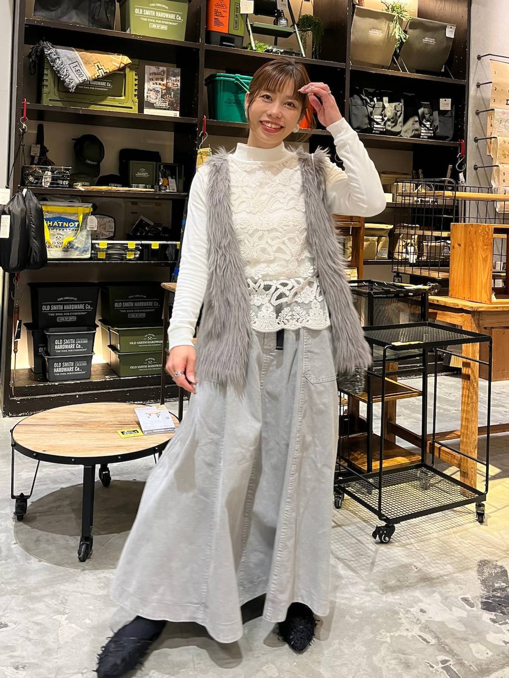 ブラック系のショルダーバッグ、ブラック系のバレエシューズ、ホワイト系のTシャツ/カットソーを着用したレディースの冬コーディネートの3枚目の写真