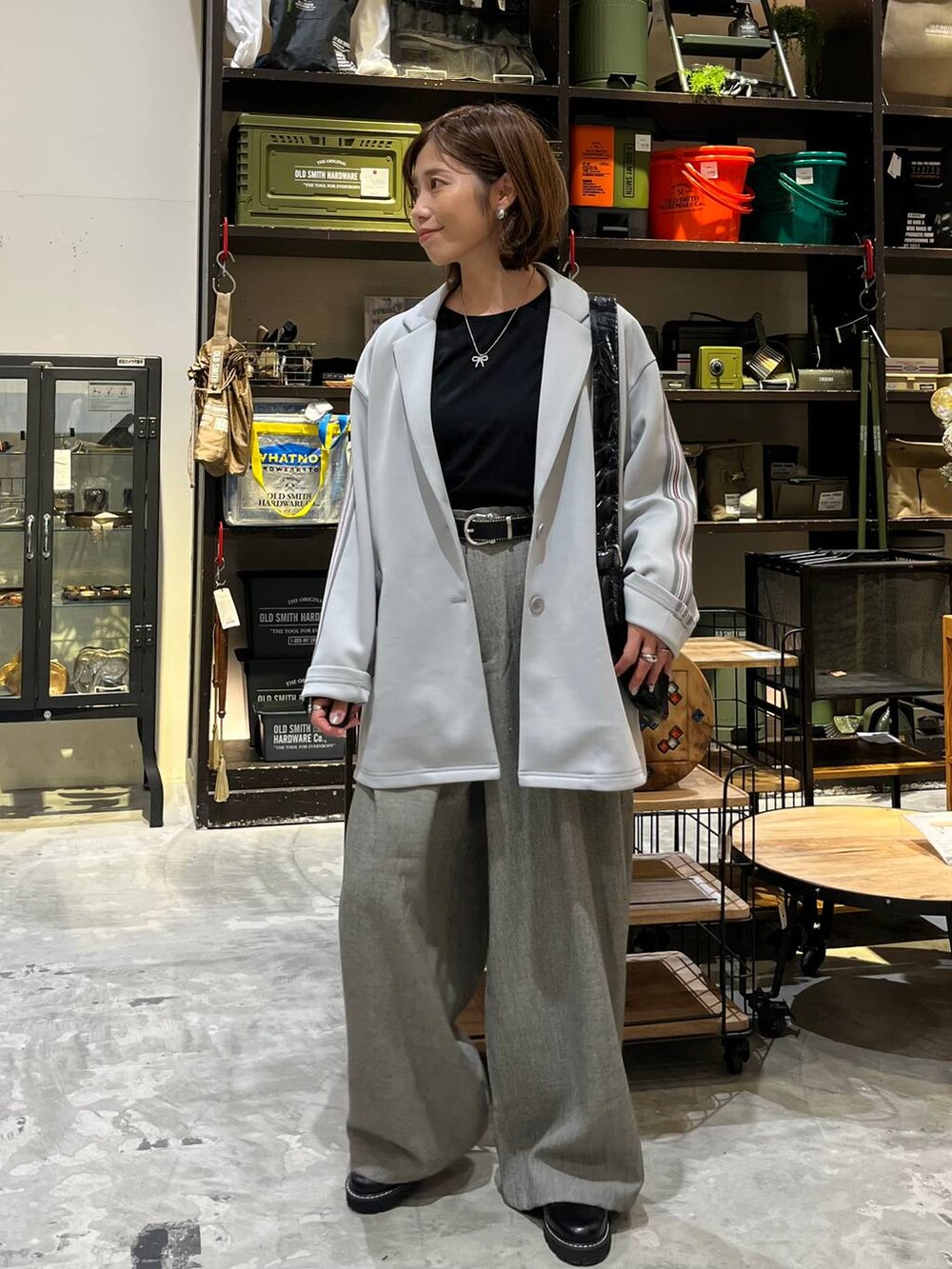 ホワイト系のTシャツ/カットソー、グレー系のその他パンツ、グレー系のテーラードジャケットを着用したレディースの冬コーディネートの7枚目の写真