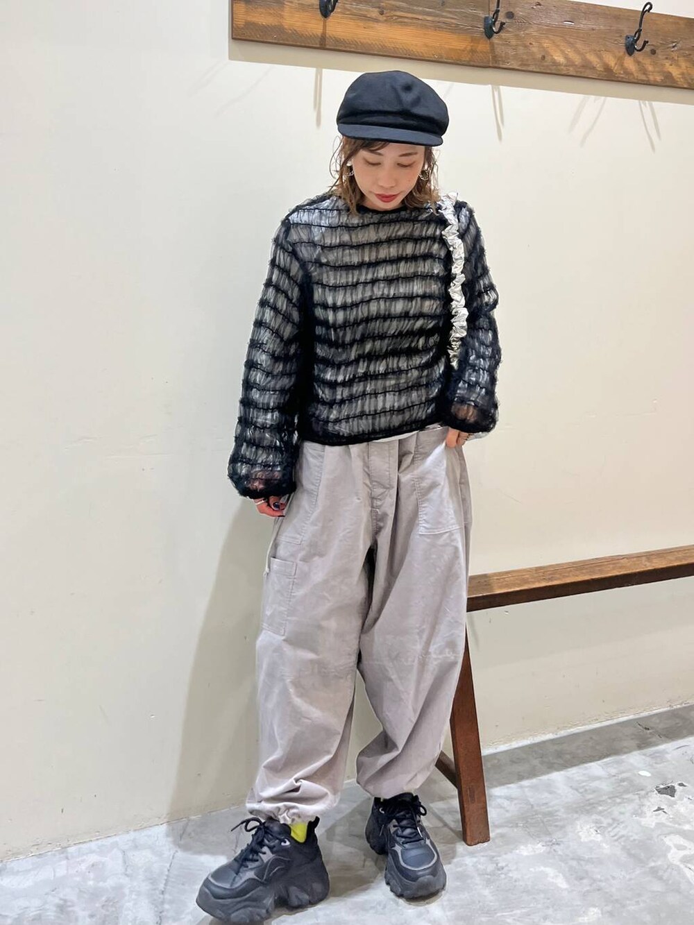 ホワイト系のTシャツ/カットソー、グレー系のその他パンツ、ブラック系のTシャツ/カットソーを着用したレディースの秋コーディネートの4枚目の写真