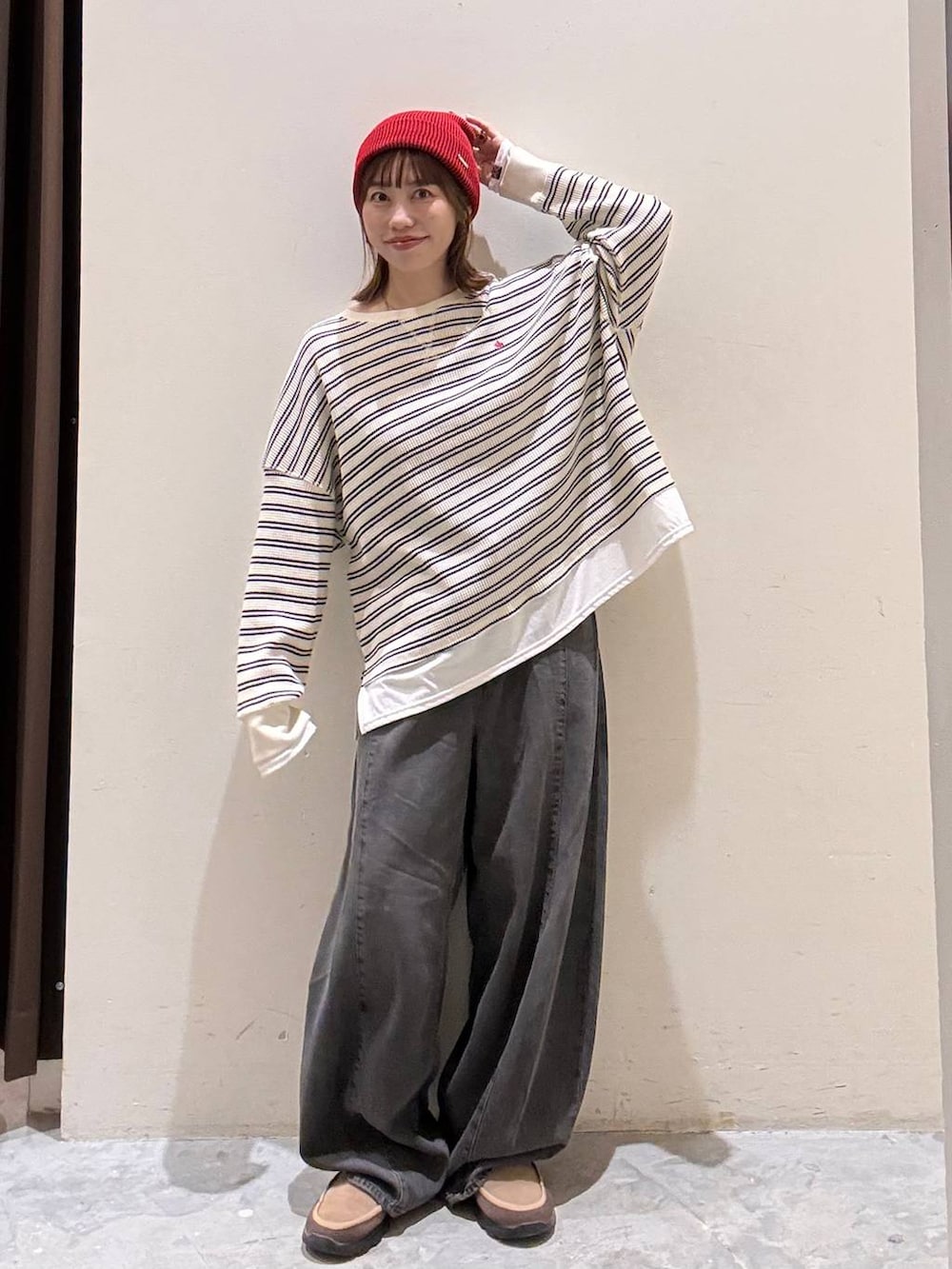 ベージュ系のTシャツ/カットソー、グレー系のデニムパンツ、ベージュ系のその他シューズを着用したレディースの秋コーディネートの9枚目の写真
