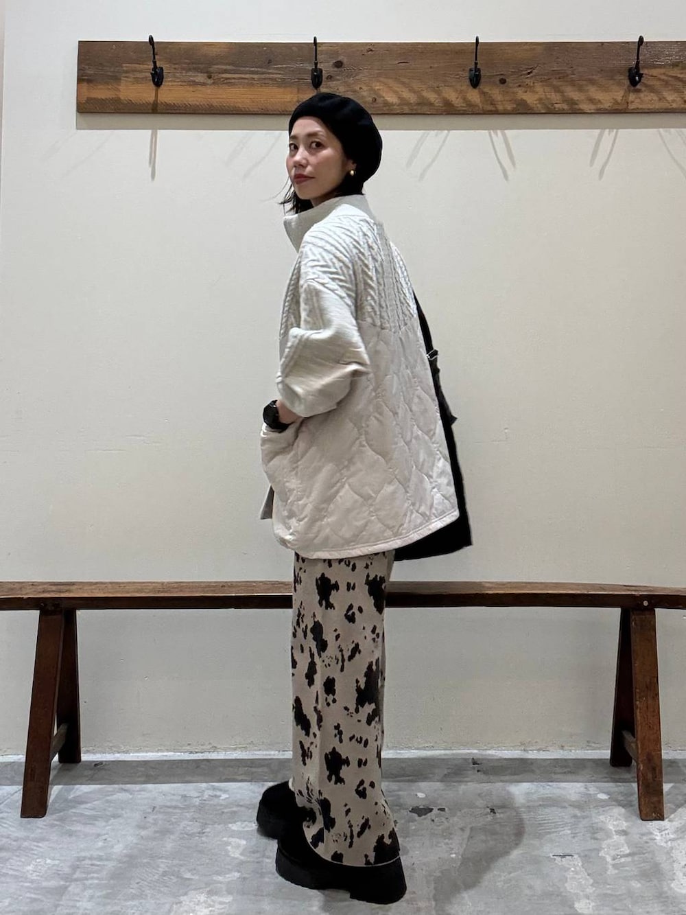 ベージュ系のその他パンツ、ベージュ系のブルゾン、ブラック系のトートバッグを着用したレディースの秋コーディネートの2枚目の写真