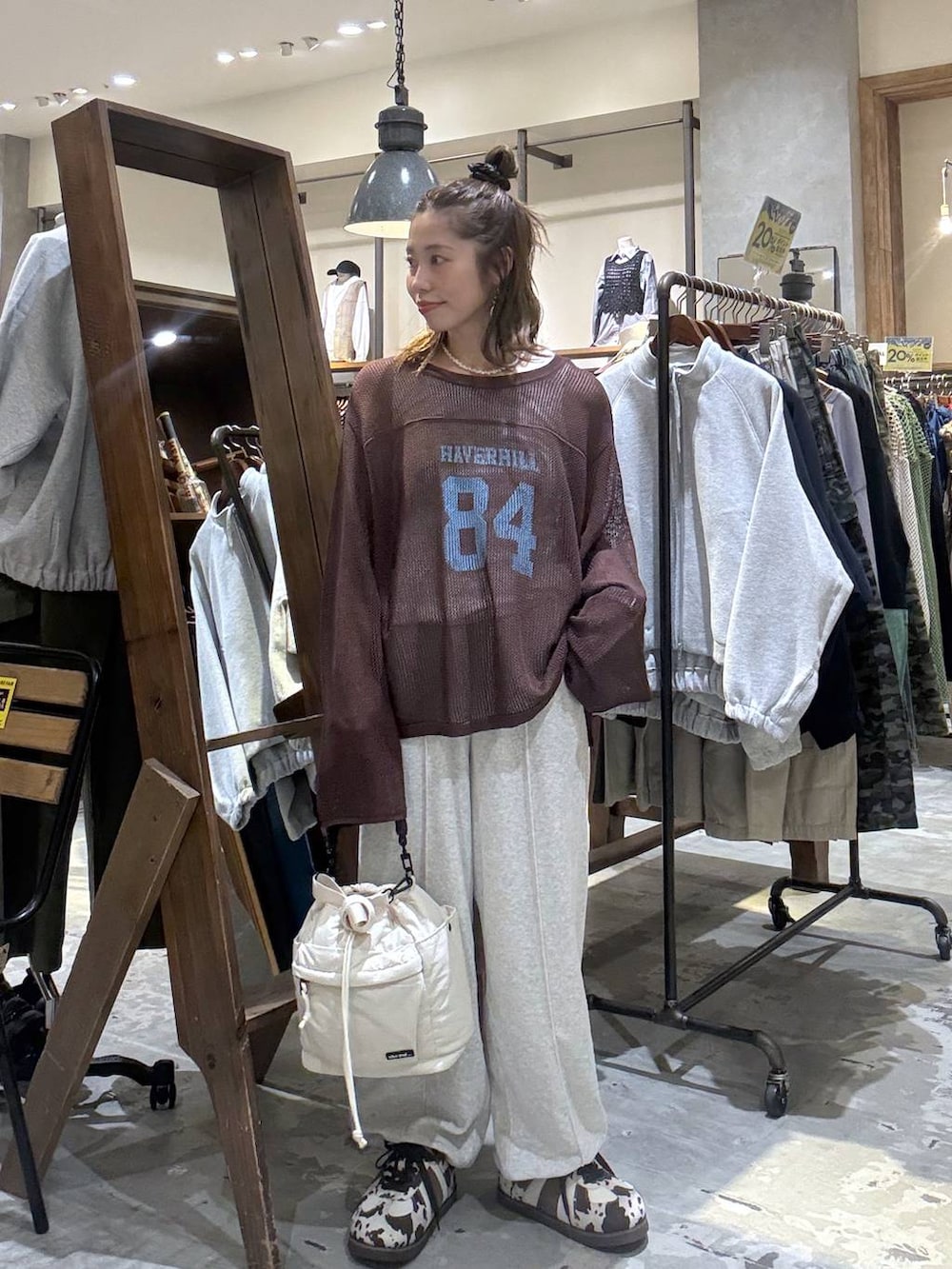 グレー系のその他パンツ、ホワイト系のタンクトップ、その他のスニーカーを着用したレディースの春コーディネートの2枚目の写真