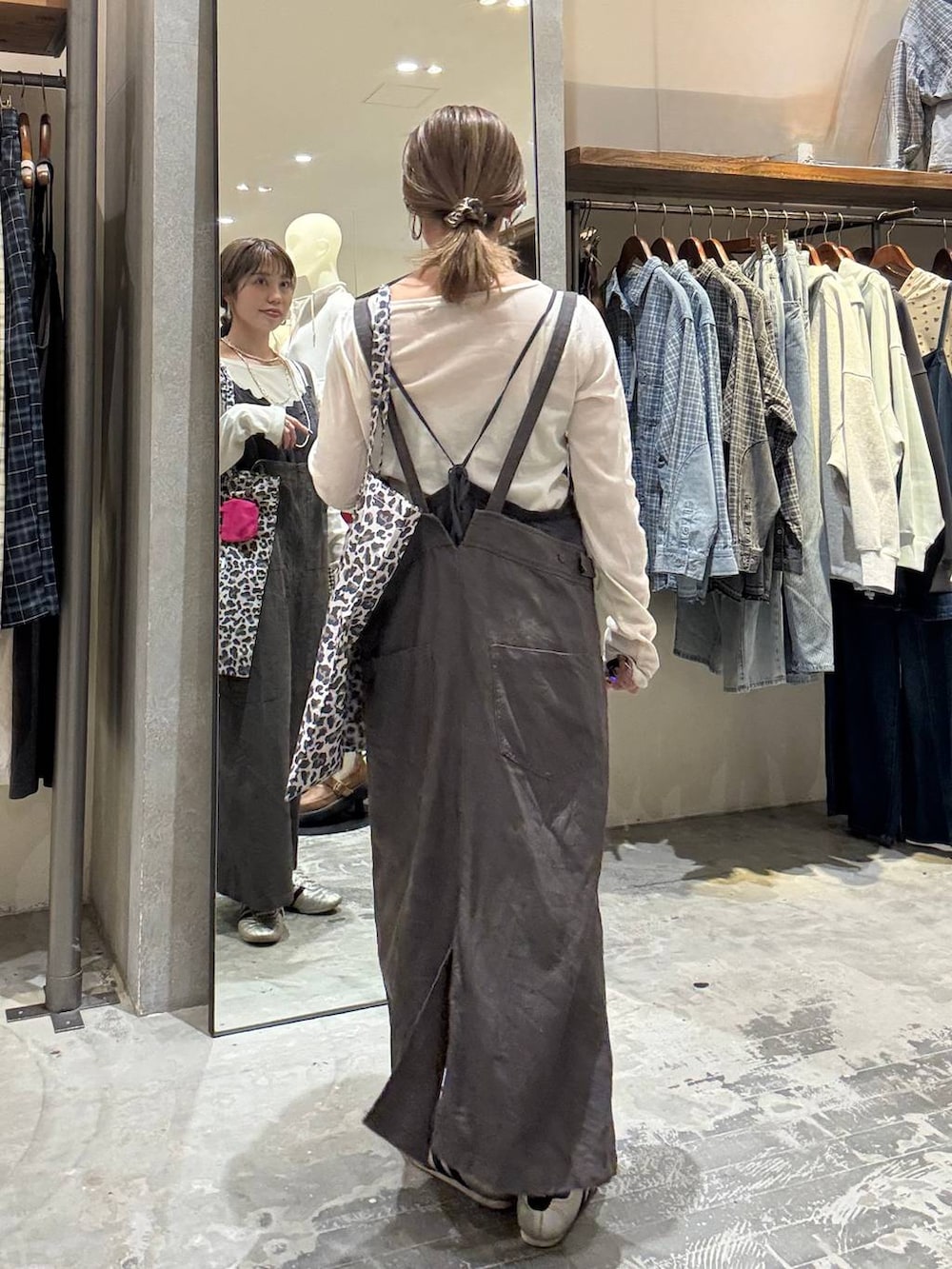 その他のトートバッグ、ゴールド系のスニーカー、グレー系のワンピースを着用したレディースの春コーディネートの5枚目の写真