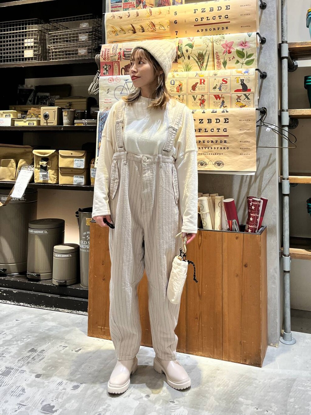 ベージュ系のその他パンツ、ベージュ系のブーツ、ベージュ系のショルダーバッグを着用したレディースの冬コーディネートの7枚目の写真
