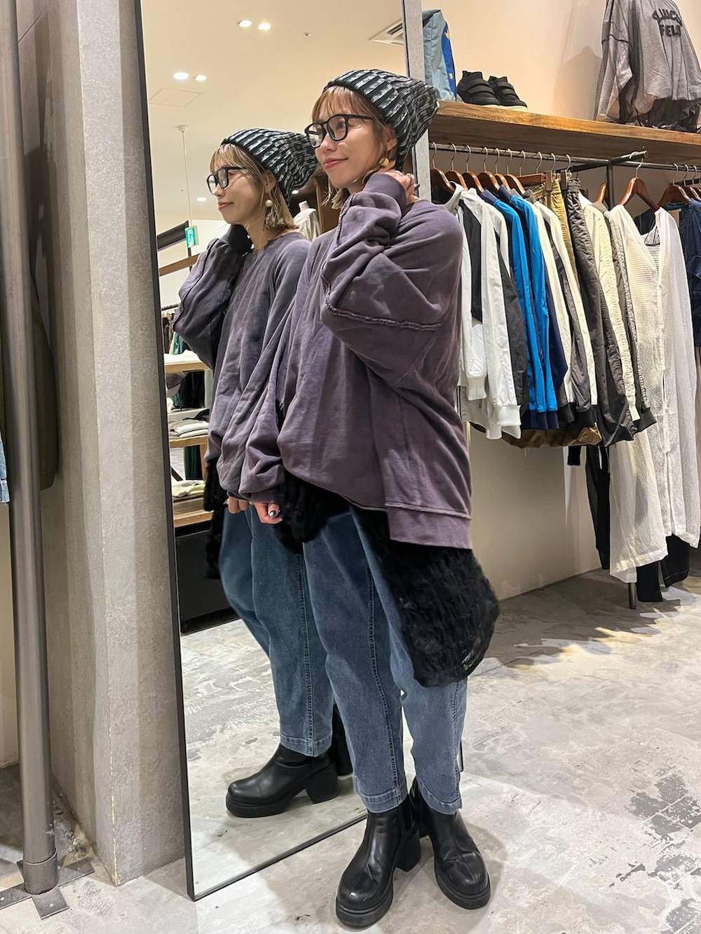 パープル系のTシャツ/カットソー、ブラック系のTシャツ/カットソー、ブラック系のブーツを着用したレディースの秋コーディネートの2枚目の写真