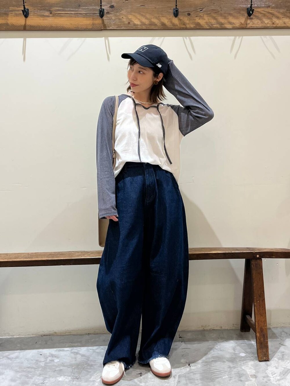 ベージュ系のスニーカー、ブルー系のその他パンツ、ホワイト系のTシャツ/カットソーを着用したレディースの冬コーディネートの3枚目の写真