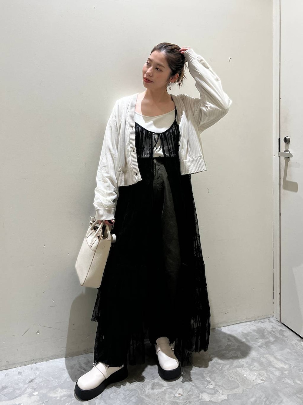 その他のその他パンツ、グレー系のワンピース、ベージュ系のTシャツ/カットソーを着用したレディースの春コーディネートの2枚目の写真
