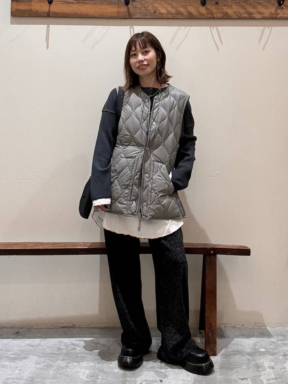その他のその他パンツ、グレー系のワンピース、ブラック系のドレスシューズを着用したレディースの秋コーディネートの5枚目の写真