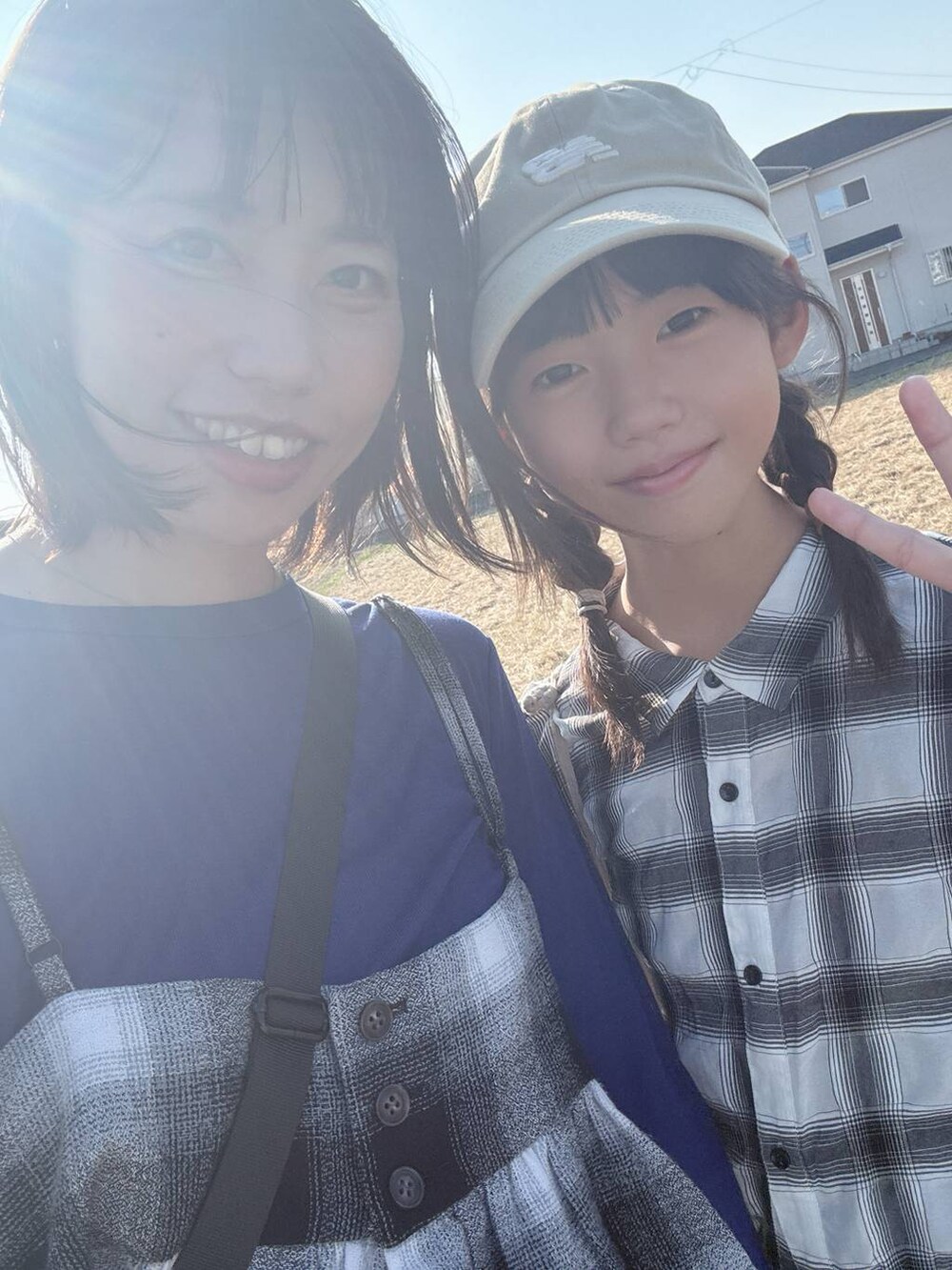 グレー系のデニムパンツ、ホワイト系のシャツ/ブラウス、ブラック系のキャミソールを着用したレディースの秋コーディネートの3枚目の写真