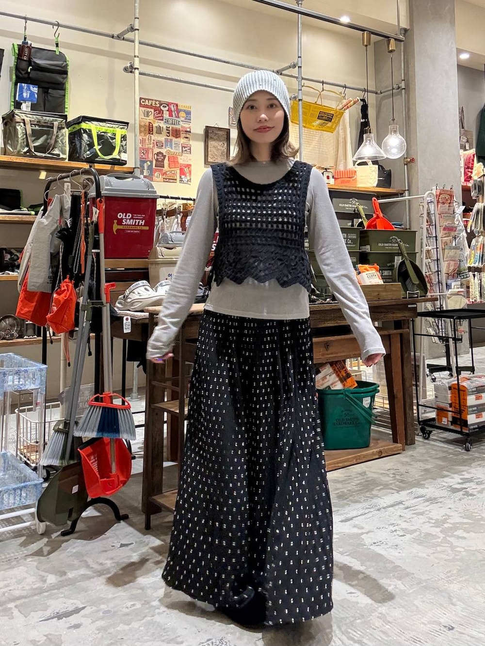 ブラック系のパンプス、グレー系のTシャツ/カットソー、ブラック系のスカートを着用したレディースの春コーディネートの4枚目の写真