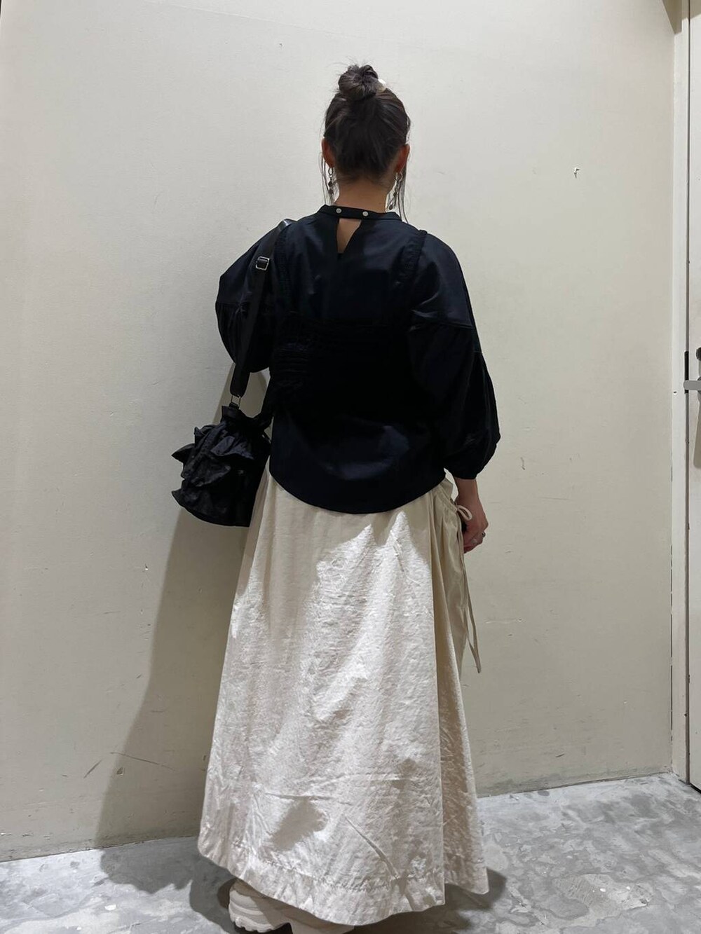 ベージュ系のローファー、ブラック系のその他トップス、ブラック系のショルダーバッグを着用したレディースの春コーディネートの4枚目の写真