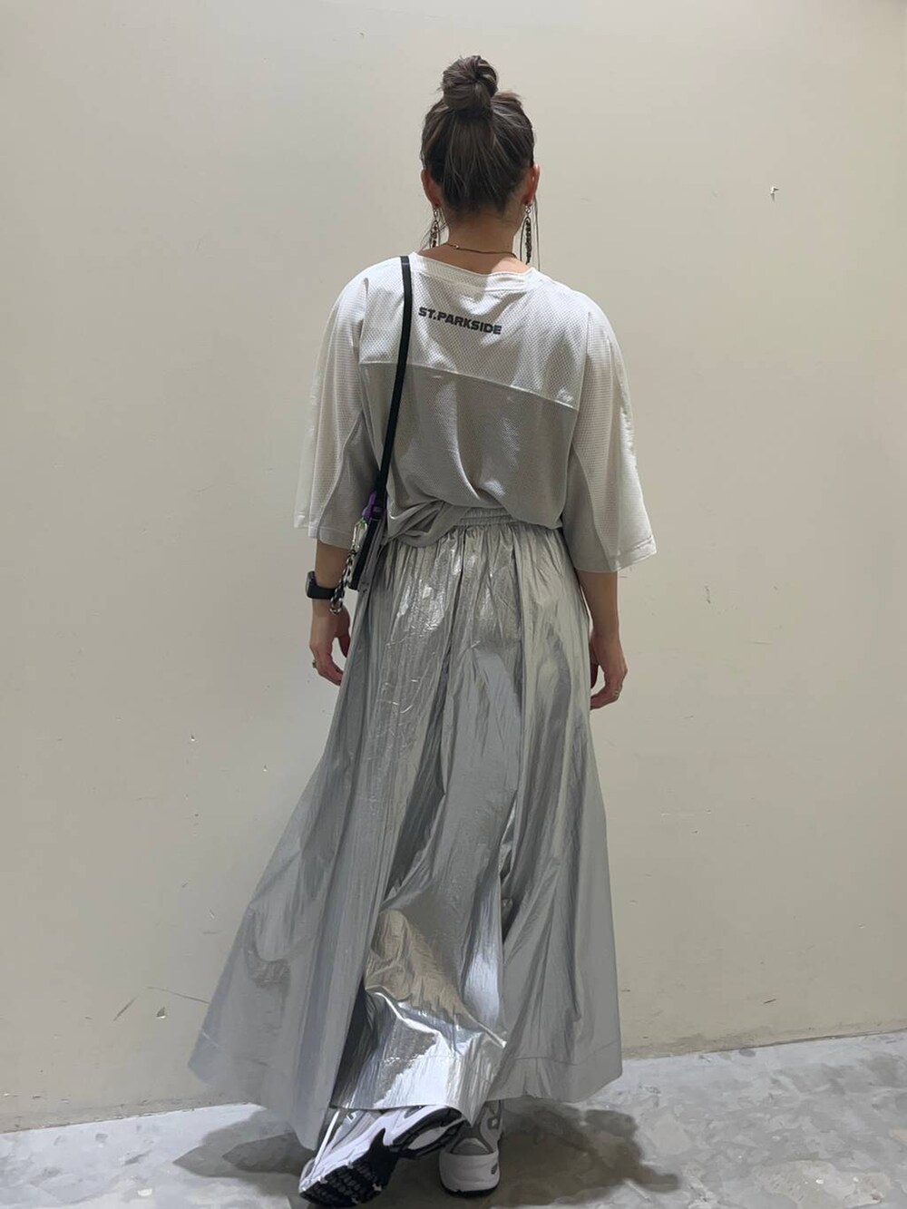 ホワイト系のTシャツ/カットソー、その他のショルダーバッグ、グレー系のスニーカーを着用したレディースの春コーディネートの5枚目の写真