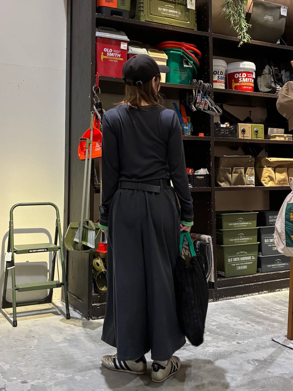 ゴールド系のスニーカー、ブラック系のトートバッグ、ブラック系のその他パンツを着用したレディースの冬コーディネートの4枚目の写真