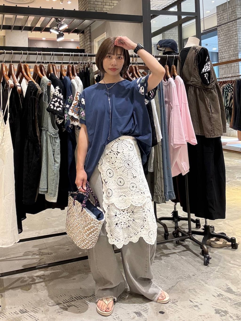 グレー系のその他パンツ、ベージュ系のサンダル、グレー系のかごバッグを着用したレディースの夏コーディネートの4枚目の写真