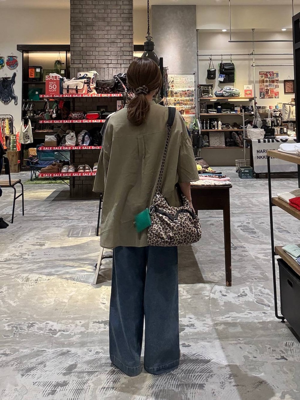 ブラック系のサンダル、ブルー系のその他パンツ、その他のショルダーバッグを着用したレディースの夏コーディネートの8枚目の写真