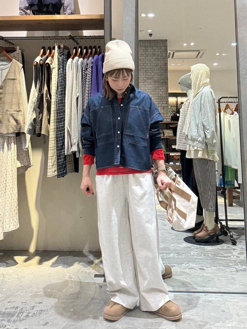 グレー系のスウェットパンツ、レッド系のTシャツ/カットソー、イエロー系のモカシン/デッキシューズを着用したレディースの春コーディネートの4枚目の写真