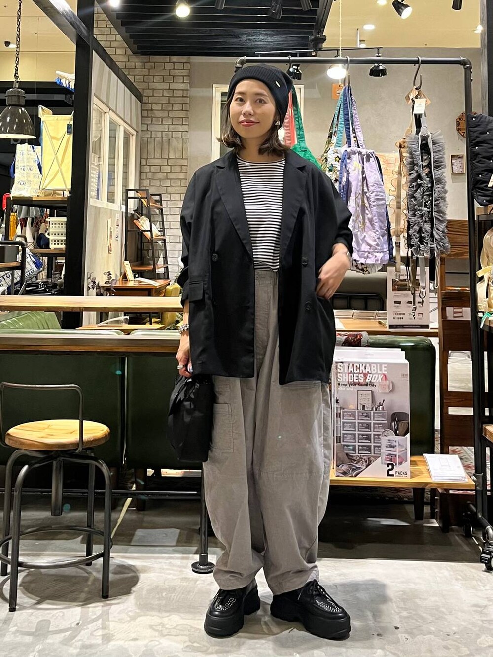 ブラック系のその他シューズ、ブラック系のショルダーバッグ、ブラック系のその他アウターを着用したレディースの秋コーディネートの6枚目の写真