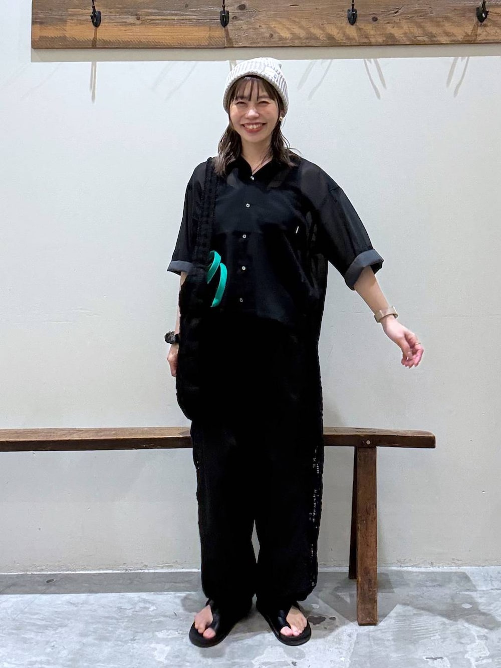 ブラック系のトートバッグ、ブラック系のその他パンツ、ブラック系のシャツ/ブラウスを着用したレディースの春コーディネートの2枚目の写真