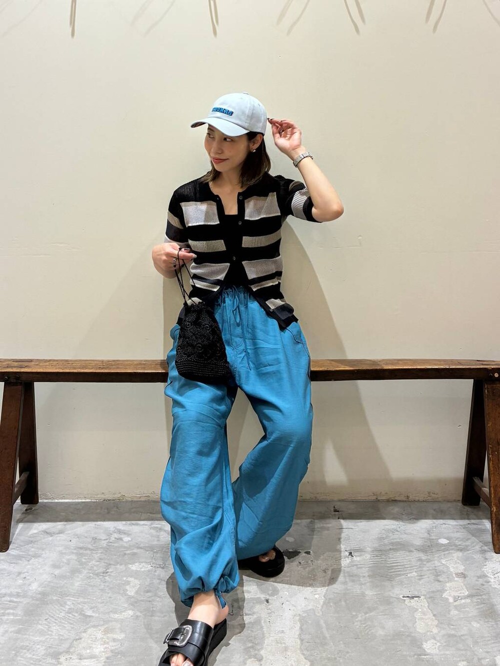 ブルー系のその他パンツ、ブラック系のショルダーバッグ、ブラック系のサンダルを着用したレディースの春コーディネートの3枚目の写真