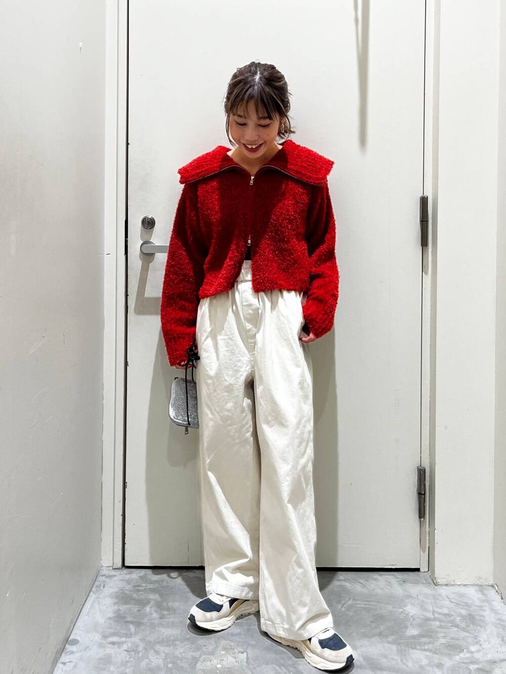 ベージュ系のその他パンツ、グレー系のショルダーバッグ、レッド系のカーディガン/ボレロを着用したレディースの冬コーディネートの2枚目の写真